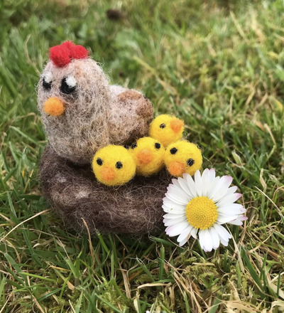 needle-felting-Chicken-with-Chicks-in-a-Nest