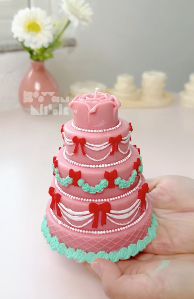 Three-Tiered-Wedding-Cake-Candle-idea