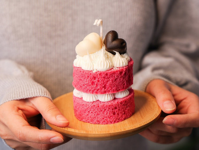 Tiered-simple-Cake-Candle-piping-frosting