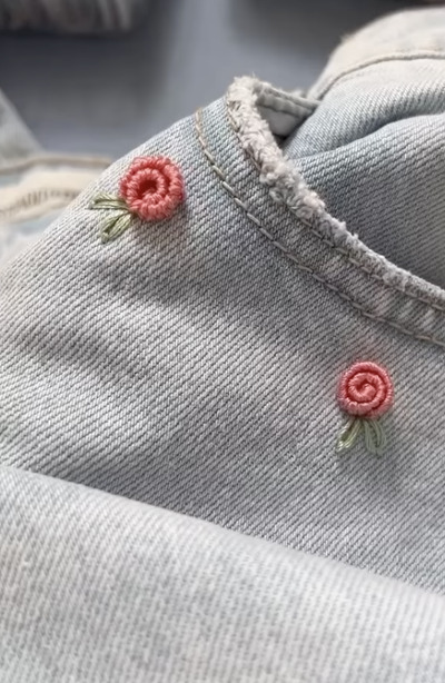 Petite-roses-placed-under-the-front-pocket