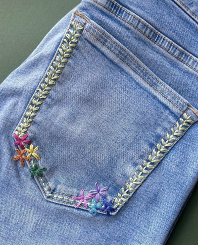 Wildflowers-and-stems-back-pocket-border