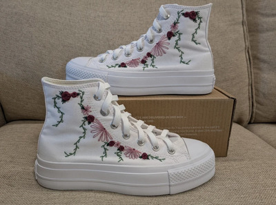 Framed-Floral-Details-on-Platform-embroidered-Converse