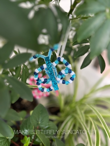 make-butterfly-suncatcher-with-beads-and-pipe-cleaners