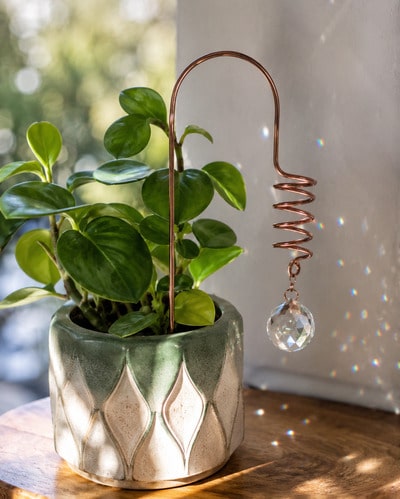 wired-tear-drop-crystal-suncatcher-plant-stake-diy