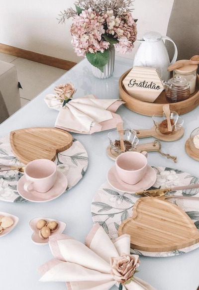 Gathered-Napkin-with-Floral-Ring