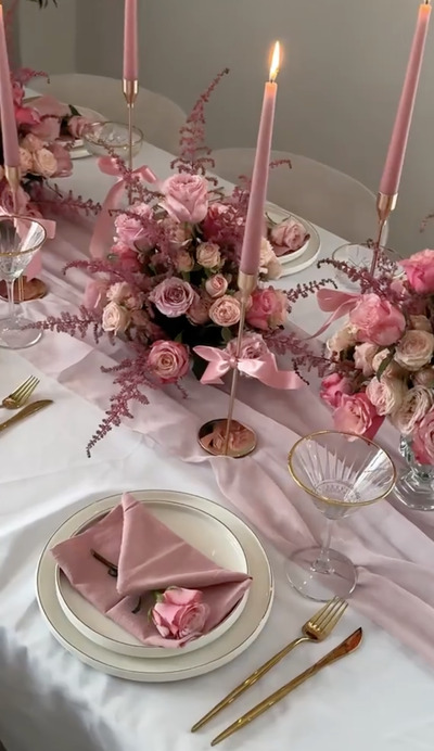 Triangle-Napkin-box-Fold-with-Rose-Accent-on-Charger-Plate-napkin-display-idea