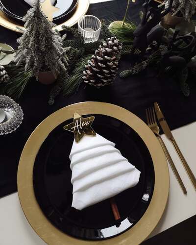 napkin-display-on-charger-plate-idea-christmas-Tree-Shaped-Napkin-Fold