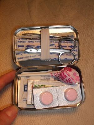Altoid-Tin-Crafts-Mini-First-Aid-Medical-Kit