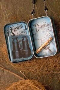30 Creative Ways to Decorate Altoid Tin Crafts - Craftionary