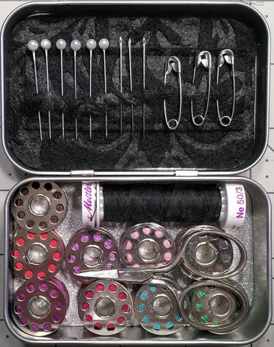 Altoid-Tin-Crafts-Travel-Sewing-Kit