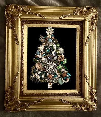 broken-jewelry-pieces-christmas-canvas-art
