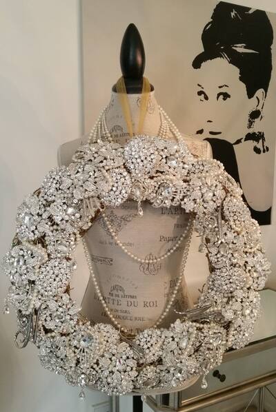 christmas-old-brooches-wreath-diy