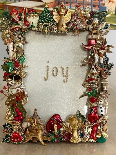 vintage-brooches-jewelry-collection-photo-frame