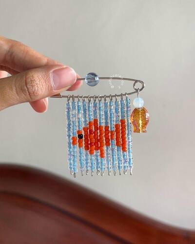 beaded-safety-pin-fish-art