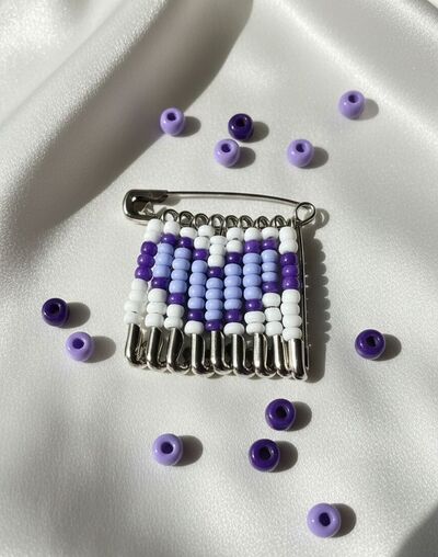 beaded-safety-pin-heart-art