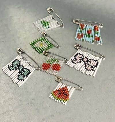 beaded-safety-pin-pixel-art