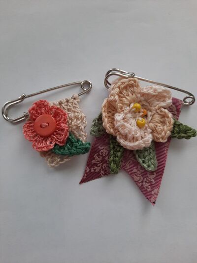crochet-flower-safety-pin-brooch