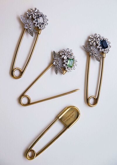 decorate-safety-pin-with-old-jewelry