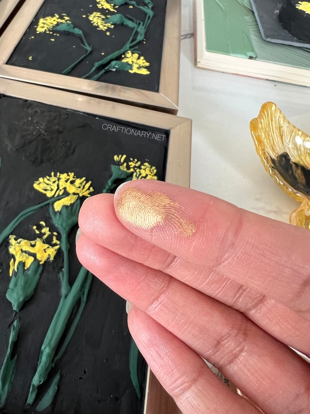 mica-powder-metallic-bas-relief-dry-brushing-technique