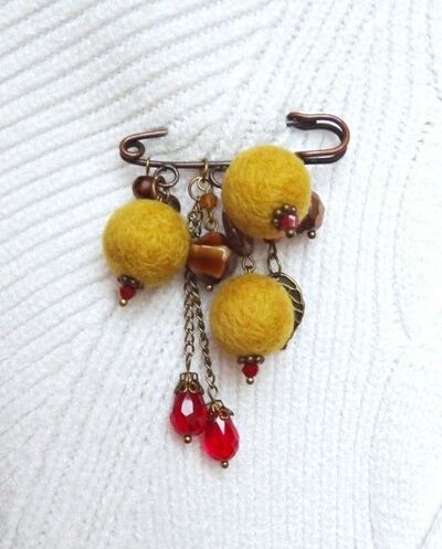 pom-pom-safety-pin-brooch