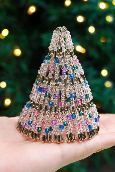safety-pin-christmas-tree