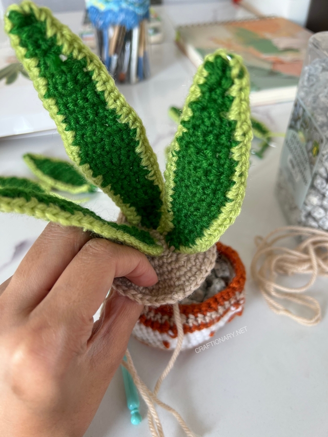 Arrange plant-leaves-crochet-plant-free pattern