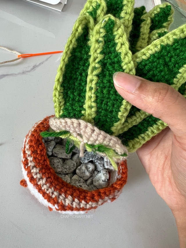 stitch-plants-leaves-to-clay-crochet-plants-free pattern