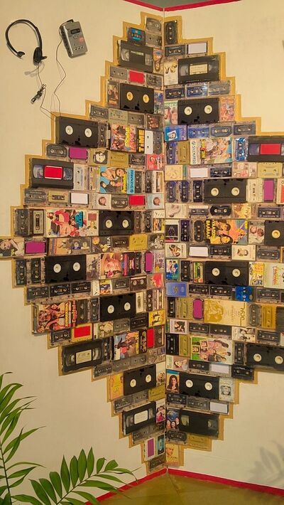 nostalgic-old-cassettes-vhs-wall-decor-diy