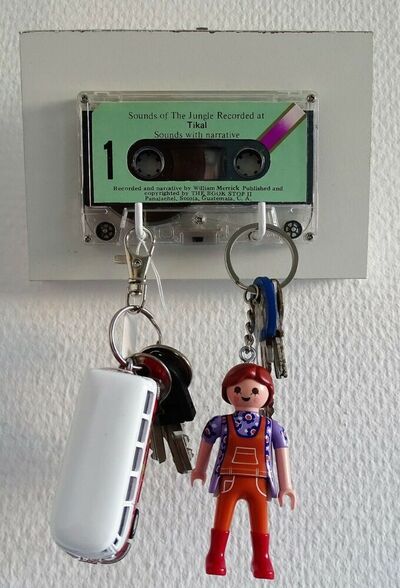 old-cassettes-key-holder