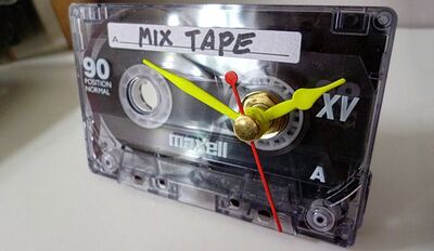 old-cassettes-table-clock