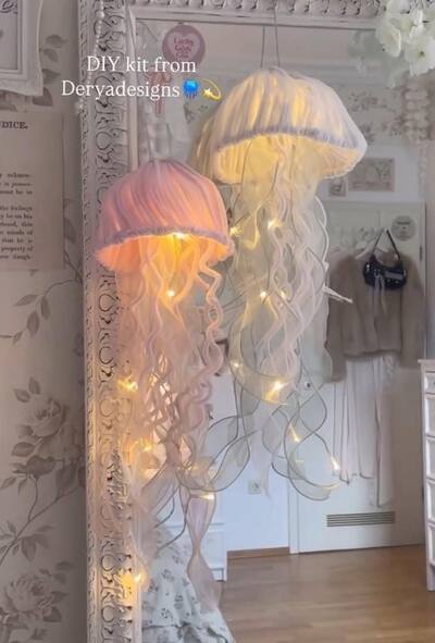 pipe-cleaners-jelly-fish-with-string-lights-look-so-magical