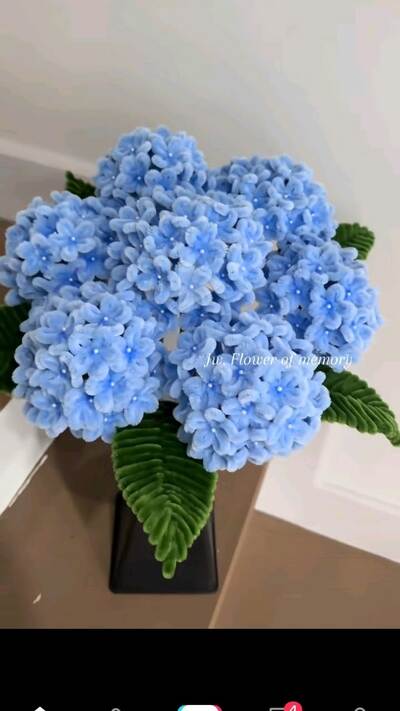 blue-hydrangea-flower-pipe-cleaners-diy