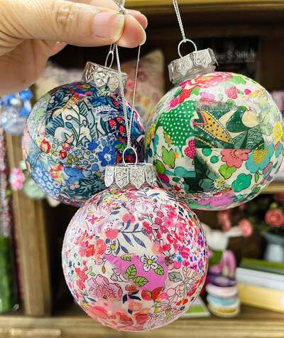 fabric-scraps-decorated-baubles
