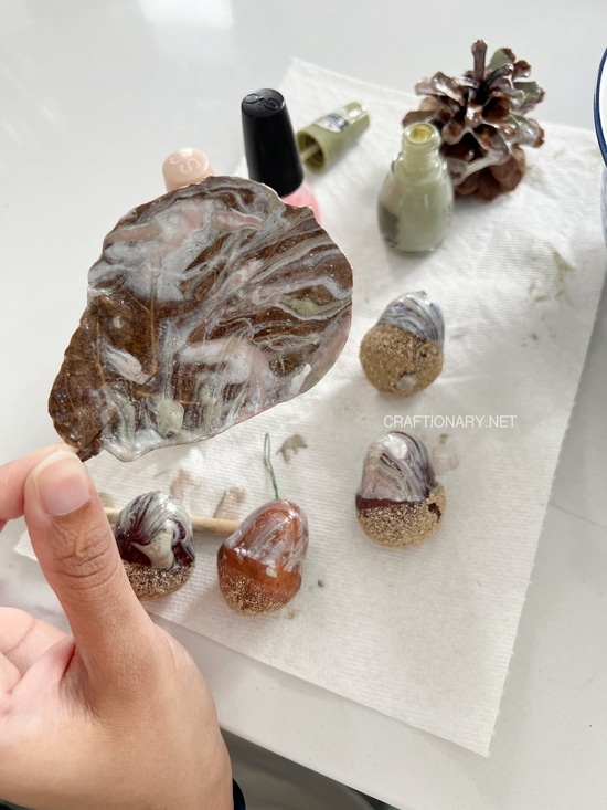 nail-polish-dipping-art-on-natural-items-leaf-water-marbling