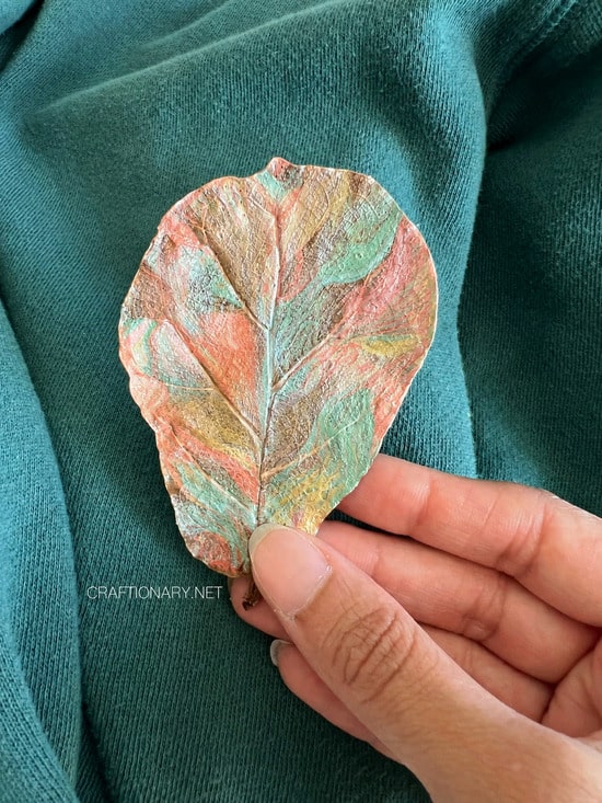 nail-polish-marbling-leaf-dipping-marbling