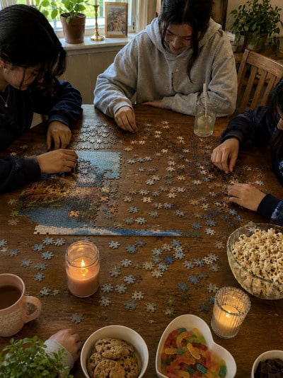 make-puzzle-together-activity-to-do-with-friends-at-home