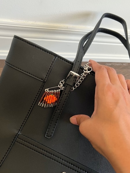 safety-pin-pixel-art-beaded-brooch-as-bag-charm