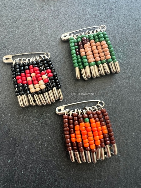 safety-pin-pixel-art-beaded-brooch-fall-pins