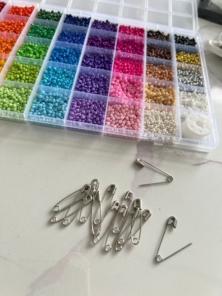 safety-pin-pixel-art-beaded-brooch-material-supplies