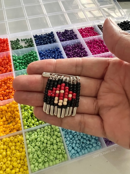safety-pin-pixel-art-beaded-brooch-mushroom-pin