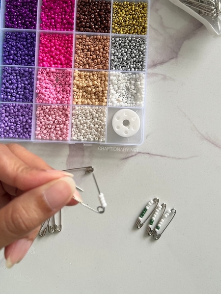 safety-pin-pixel-art-beaded-brooch-tutorial-1