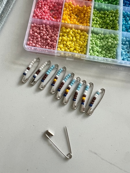 safety-pin-pixel-art-beaded-brooch-tutorial-2