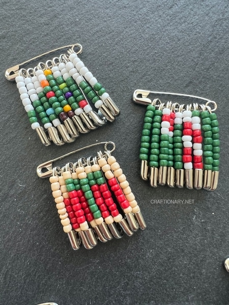 safety-pin-pixel-art-beaded-brooch-winter-holidays-pins