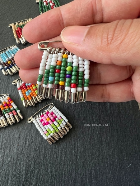 safety-pin-pixel-art-beaded-christmas-tree-brooch